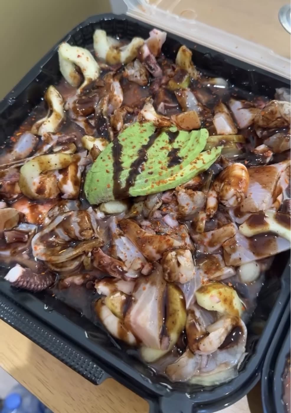 Campechana de mariscos con aguacate y salsa estilo Guamúchil