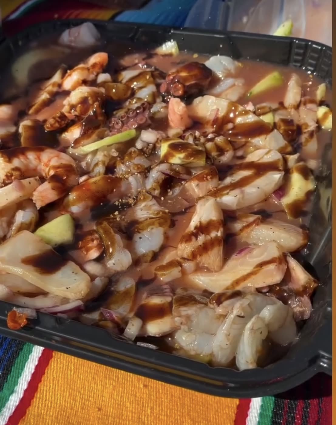 Campechana de mariscos con camarón, pulpo y aguacate