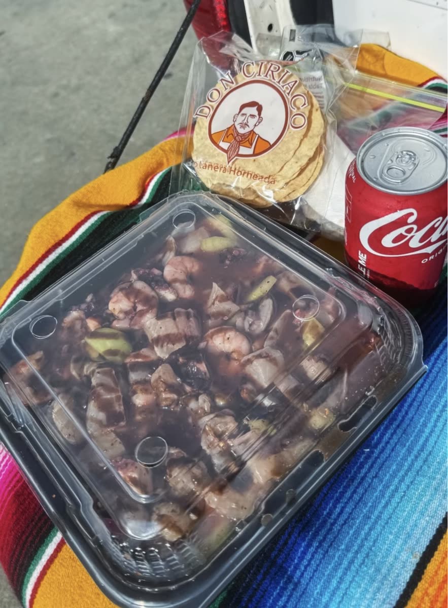 Campechana lista para llevar con tostadas y refresco