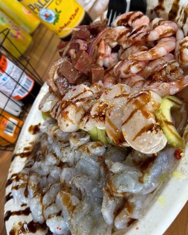 Platillo de El Nalgón: camarón, callo de hacha, atún y aguacate con salsa negra