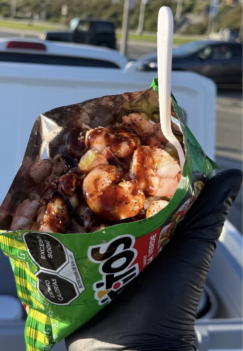 Aguachile de camarón servido en una bolsa de Takis