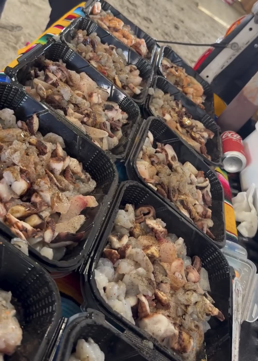 Charolas de mariscos preparadas y listas para entregar