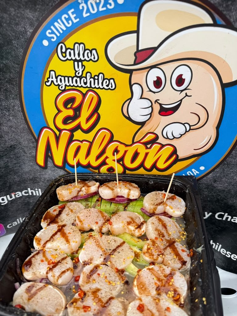 Charolas de mariscos frente al logo de Callos y Aguachiles El Nalgón