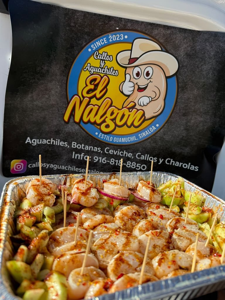 Charola de callo y aguachile con el letrero de El Nalgón: aguachiles, botanas, ceviche, callos y charolas
