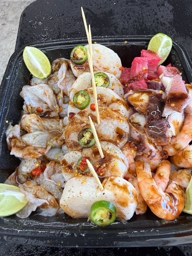 Charola de callo de hacha, camarón y chile con limón
