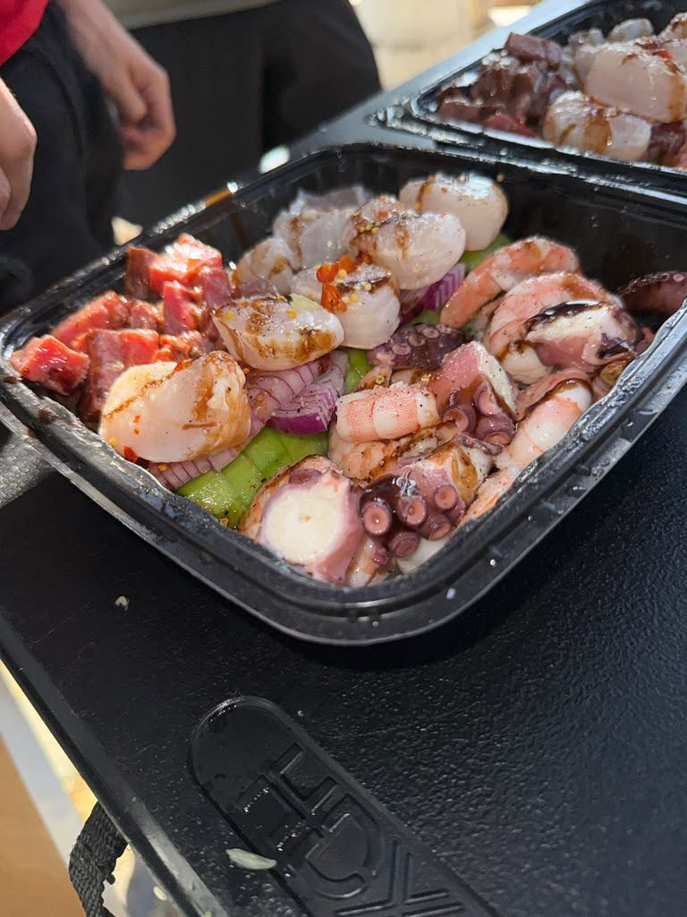 Charola de pulpo, callo, atún y camarón