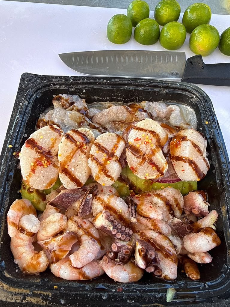 Callo de hacha y camarón con salsa