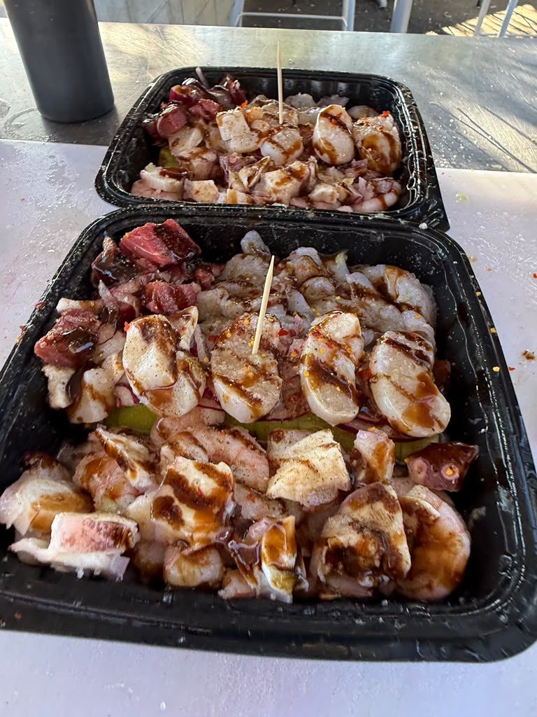 Dos charolas de pulpo, callo y camarón