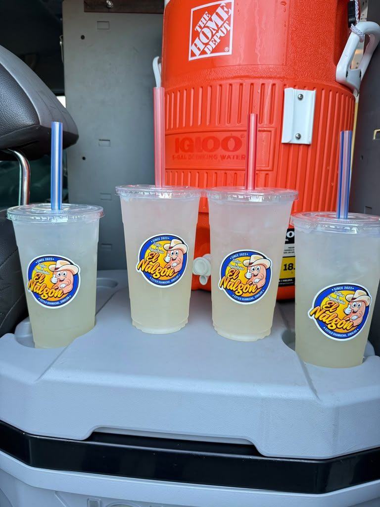 Aguas frescas en vasos de El Nalgón