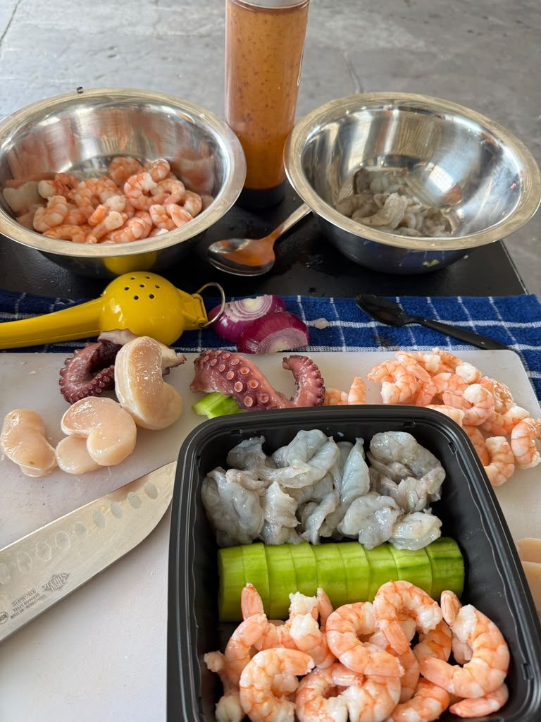 Mariscos frescos listos para preparar: camarón, pulpo, callo y pepino