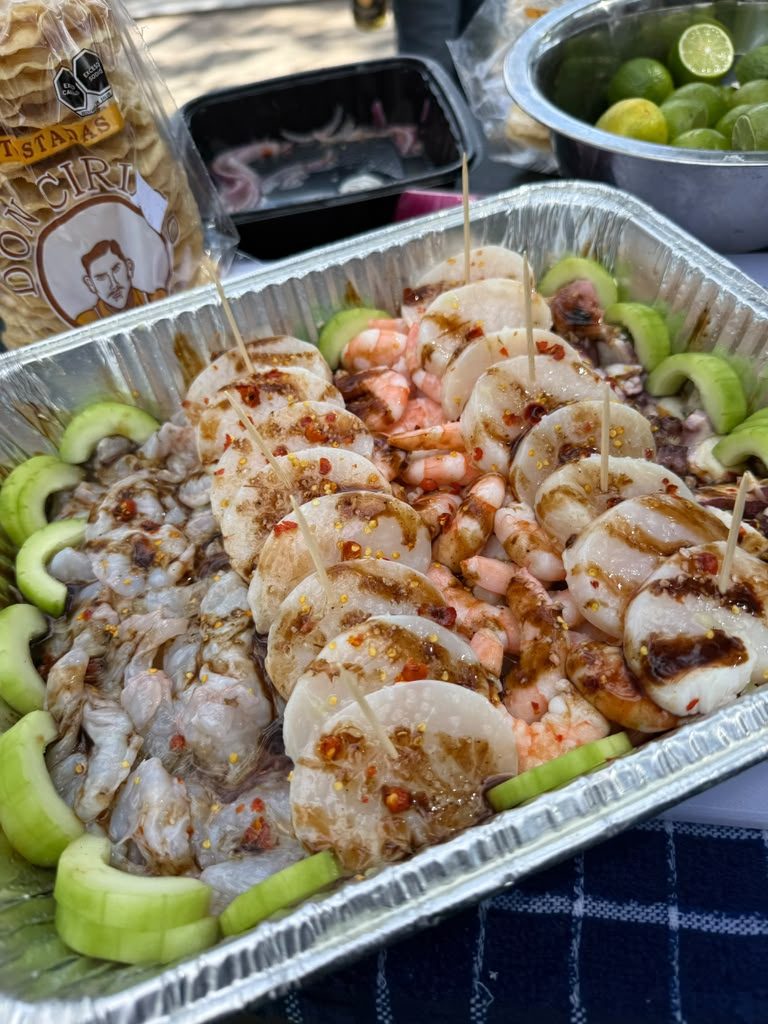 Charola Big Ass Botanera en charola de aluminio: callo, camarón, pulpo y pepino