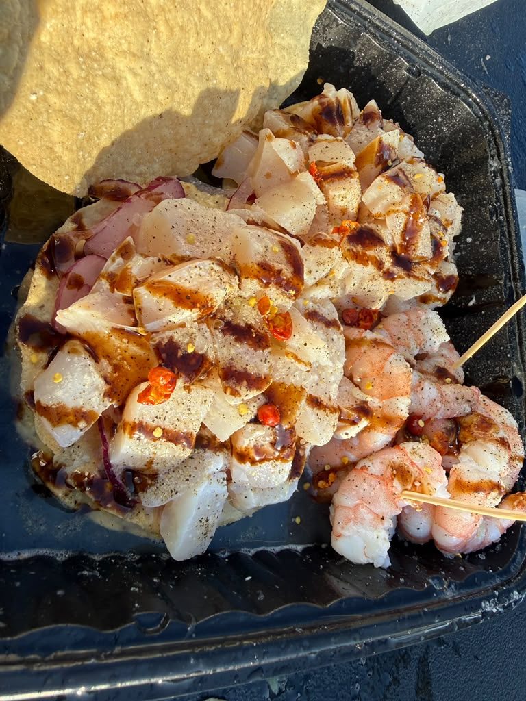 Tostada de callo con callo de hacha y camarón